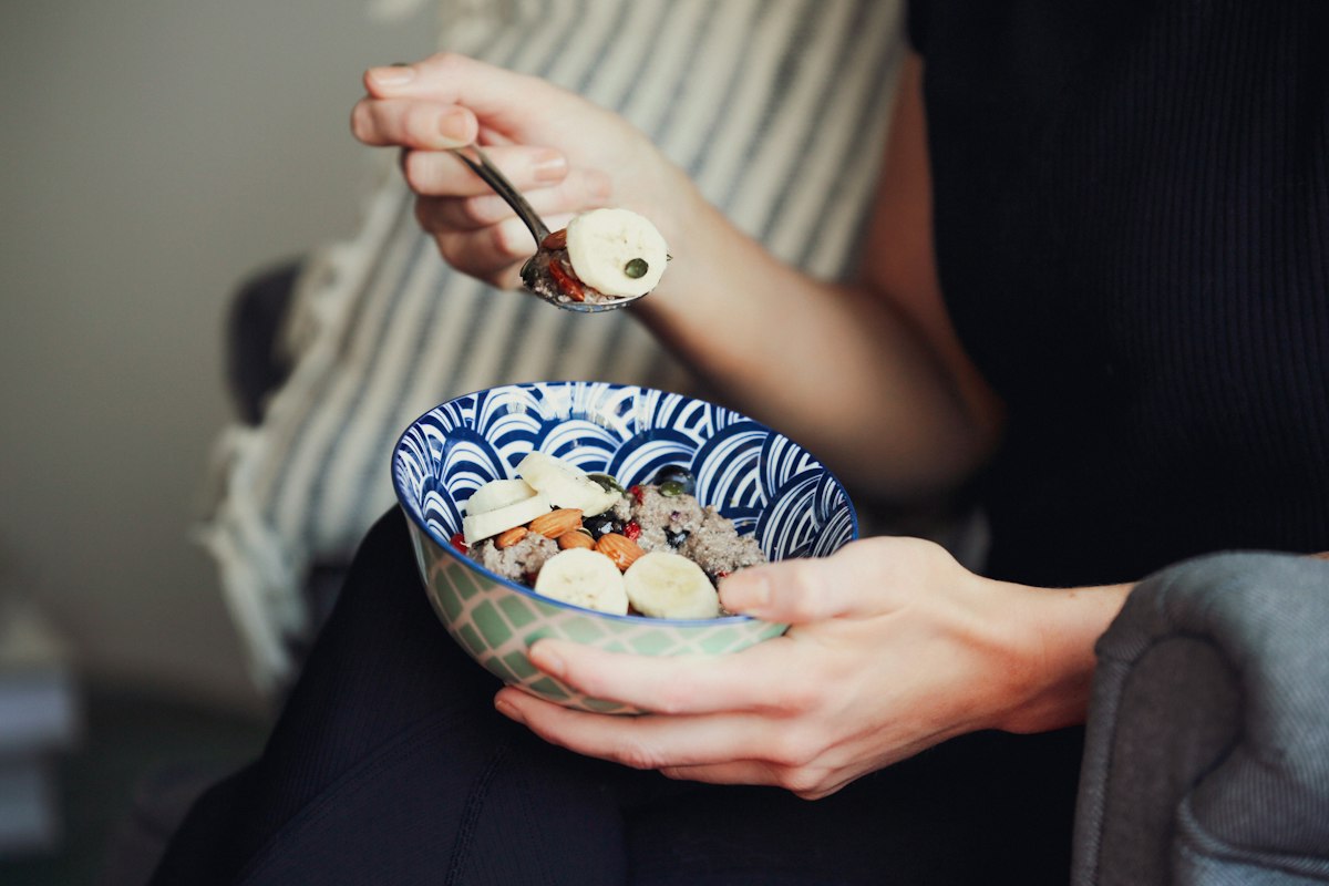 Deportista consumiendo alimentos naturales para recuperación